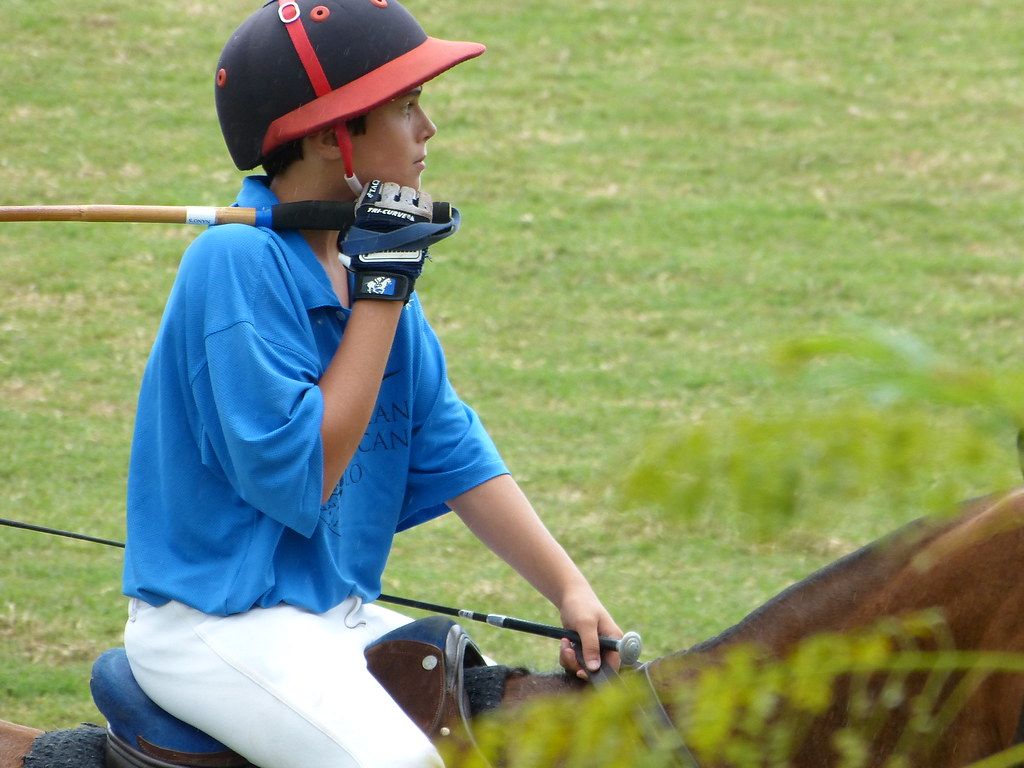Un enfant et son poney, moment de complicité au centre équestre